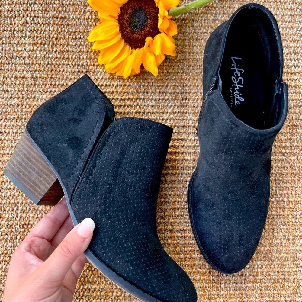 Black booties 💜